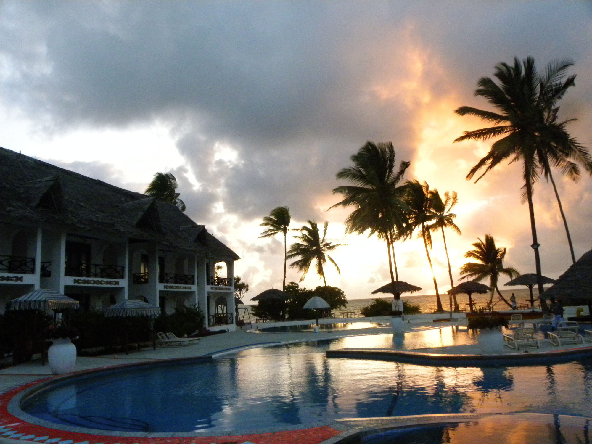 African Sun Sand Sea Beach Resort & Spa Bwejuu Exterior photo